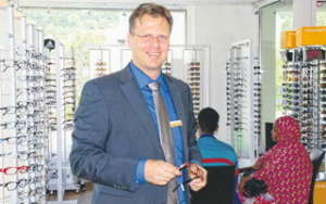 Farbenfroh: Michael Walter von myoptix zeigt eine Brille aus der neuen Kollektion.